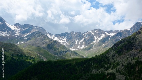 Wandern im Hochgebirge der S  dtiroler Alpen  schneebedeckte Berge