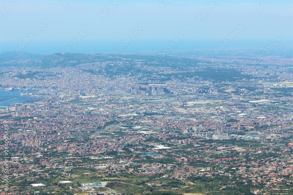 Ausblick aus großer Höhe auf besiedeltes Gebiet - Neapel Vesuv