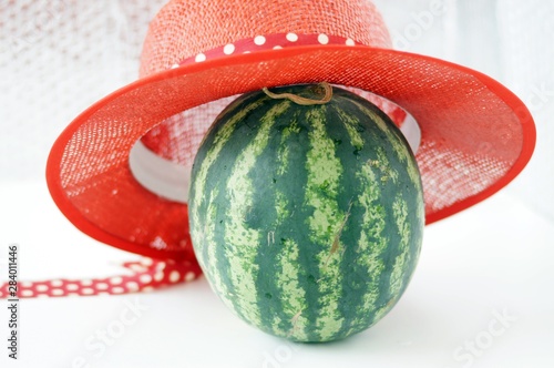 Cocomero con cappello di paglia rosso photo