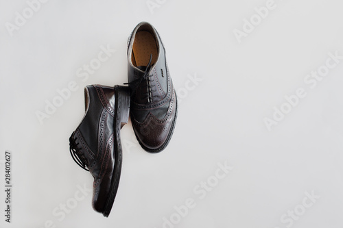 Cuadro en lienzo Male shoes on white background. Close-up, top view