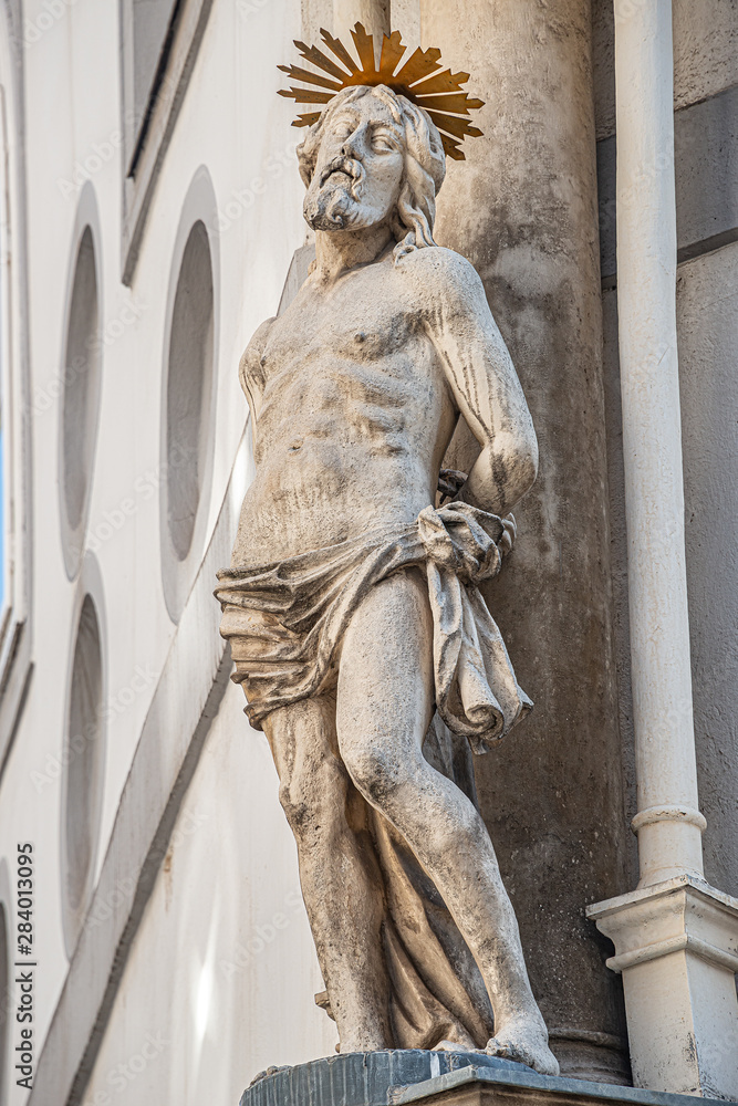 Obraz premium Statue of Jesus at the main facade of St. Peter's Catholic Church in Vienna downtown, Austria, details, closeup