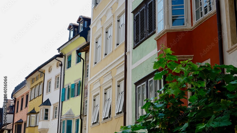 Hausfassaden in Bozen, Südtirol