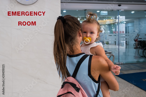 Wallpaper Mural Mom and child come in in the emergency room at the emergency room in Hospital Torontodigital.ca