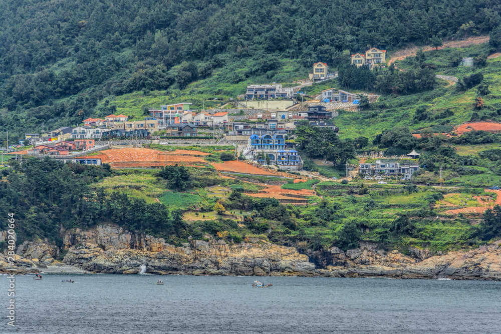 Φωτογραφία East-China Sea rocky coastline of South Korea with picturesque houses at sunny morning