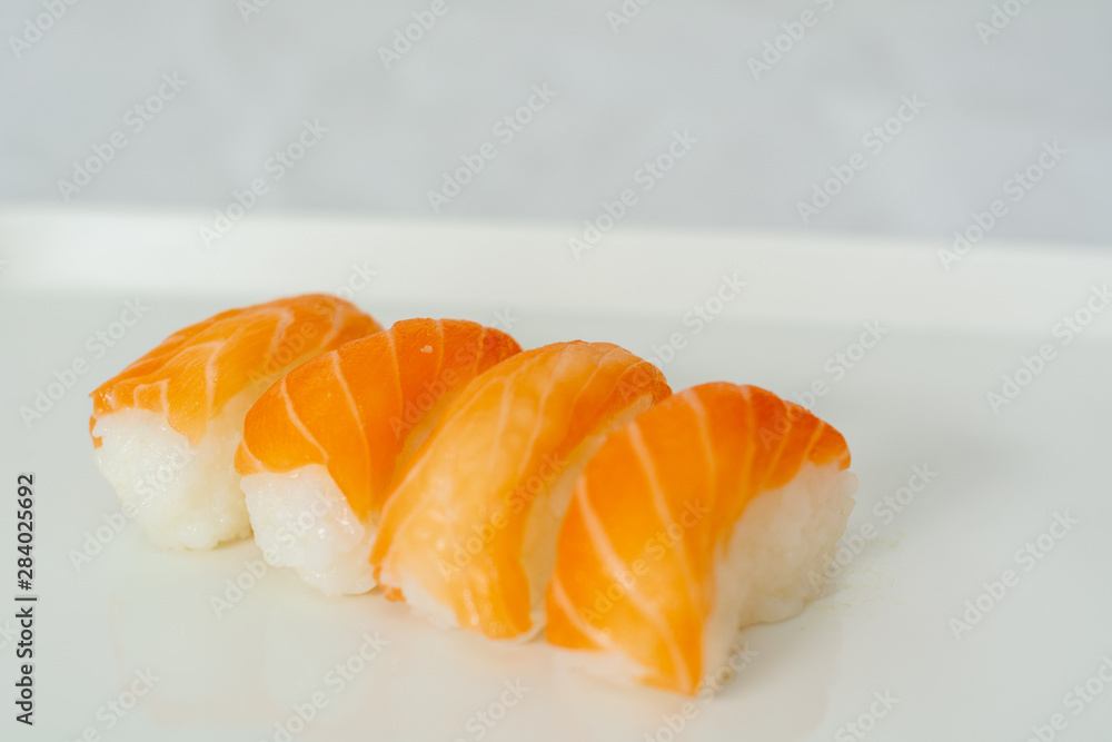 nagiri sashimi sushi maki salmon y arroz, pescado gourmet japon nagiri sashimi sushi maki salmon y arroz, pescado gourmet japon