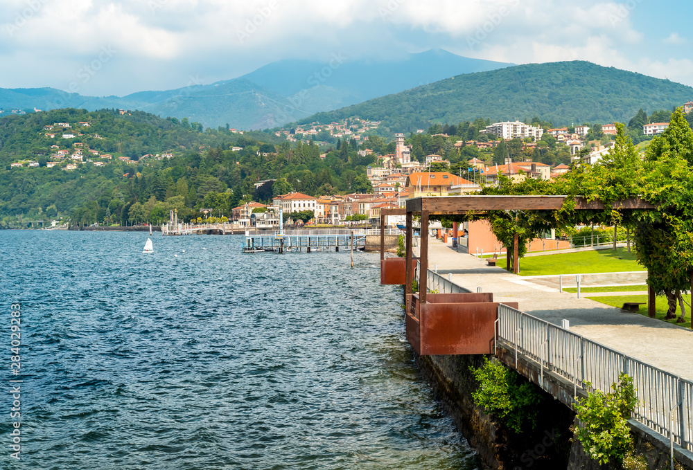 Φωτογραφία View of Luino lakefront park on the lake Maggiore in hot summer day, Italy