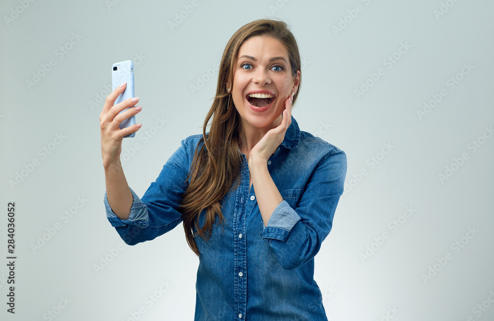 Happy woman doing selfie with smart phone. - obrazy, fototapety, plakaty 