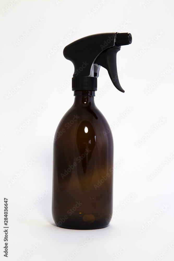 Single amber brown glass spray bottle with plastic nozzle and clutch trigger. Perfect for home made cleaning products to be eco friendly and sustainable. Household ingredients can be used. Reusable.