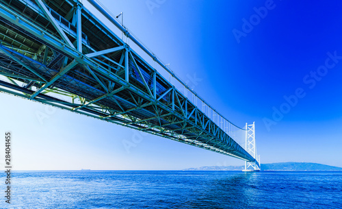 [兵庫県の風景] 快晴の青空をバックに撮影した神戸と淡路を結ぶ明石海峡大橋（別名：パールブリッジ）