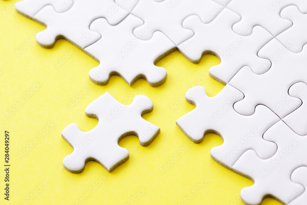 Fototapeta premium ジグソーパズル Jigsaw puzzle on yellow background