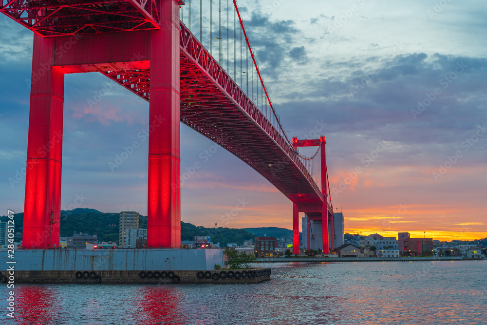 Fototapeta premium 洞海湾と若戸大橋の夕焼け(福岡県)