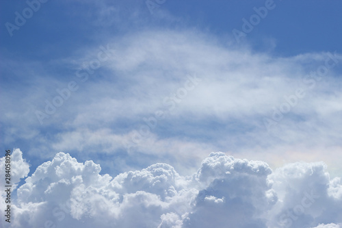 Nubes esponjosas en el cielo photo