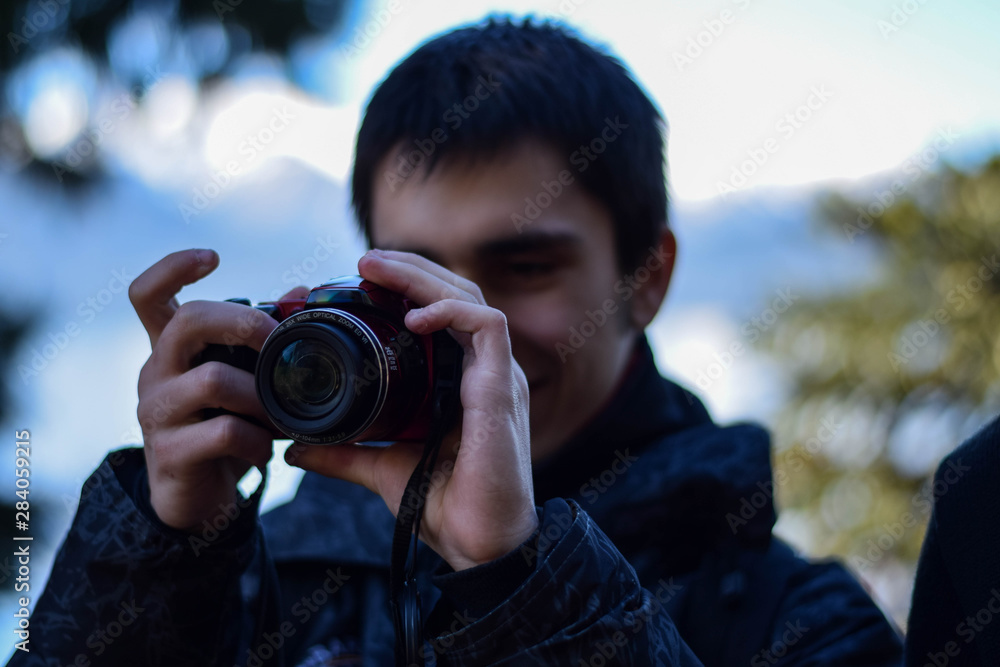 Obraz premium Turista fotografo sonriente de vacaciones