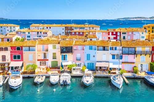 Fototapeta Naklejka Na Ścianę i Meble -  View Of Colorful Houses And Boats In Port Grimaud During Summer Day-Port Grimaud, France