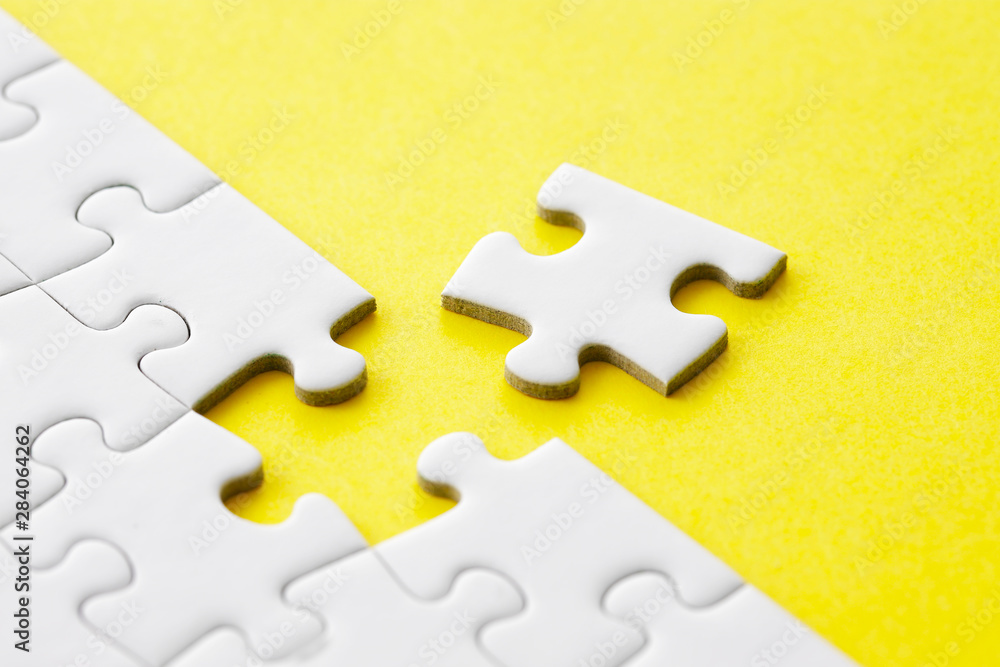 Obraz premium ジグソーパズル Jigsaw puzzle on yellow background