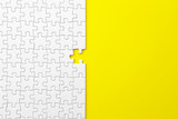 ジグソーパズル　Jigsaw puzzle on yellow background