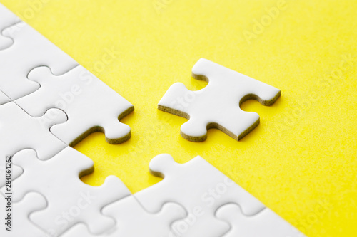 ジグソーパズル Jigsaw puzzle on yellow background