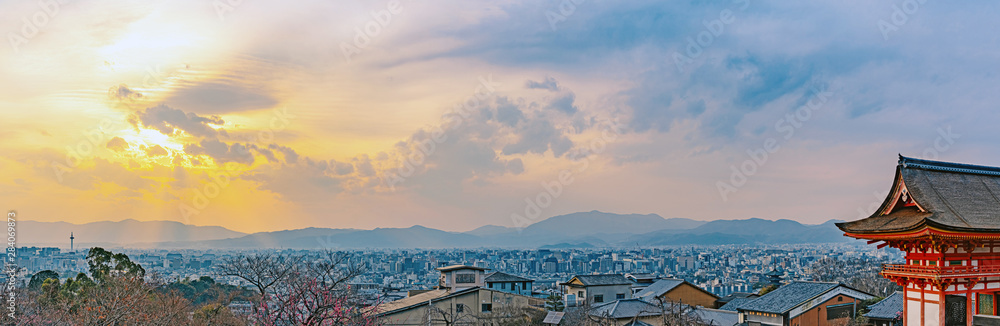 Obraz premium Widok miasta Kioto ze świątyni Kiyomizu