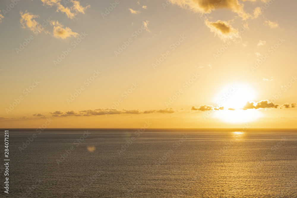 Obraz premium Colorful sunset by the sea
