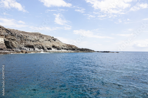 Ocean littoral with cliffs and cloudy sky © Freepik