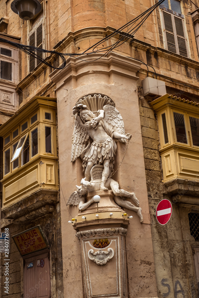 Obraz premium street with traditional balconies and old buildings in historical city Valletta Malta