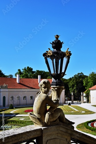 Engelstatue auf der Treppe im Schloss Esterházy, Fertőd, Ungarn photo