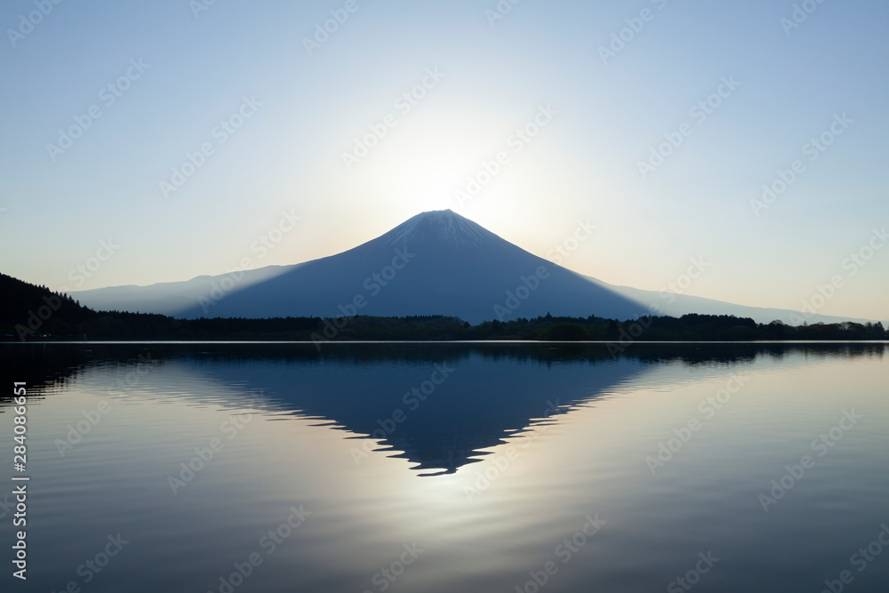 日の出直前の富士山、静岡県富士宮市田貫湖にて