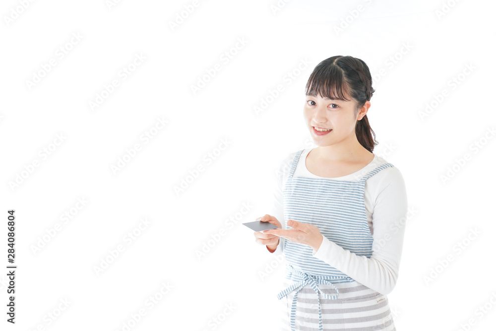 クレジットカード決済をする若いカフェスタッフ クレジットカード決済をする若いカフェスタッフ