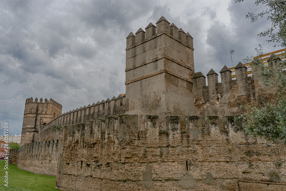 Antigua muralla defensiva de la ciudad de Sevilla, España	