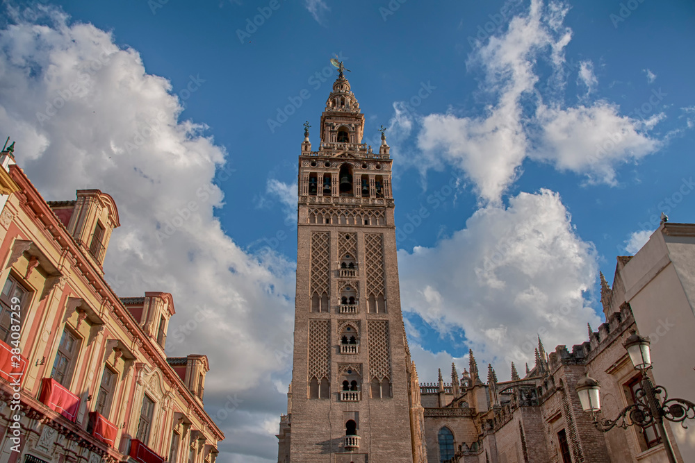 Bella torre de la antigua mezquita de Sevilla llamada Giralda	