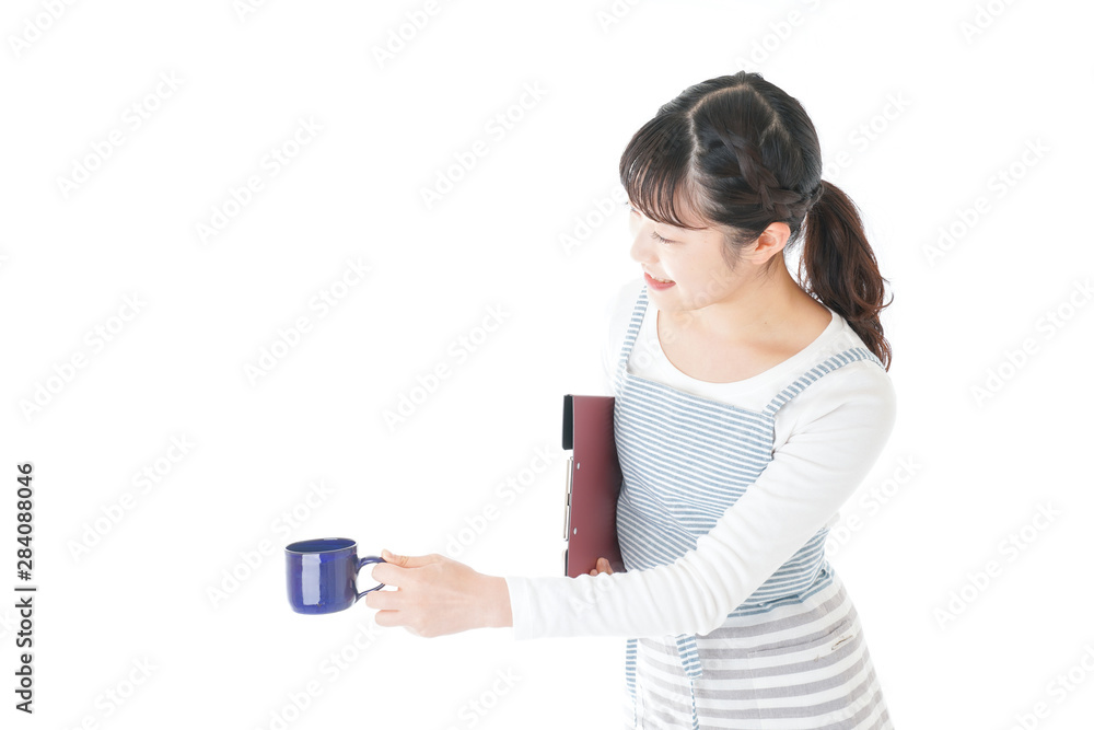飲み物を運ぶ若いカフェスタッフ 飲み物を運ぶ若いカフェスタッフ