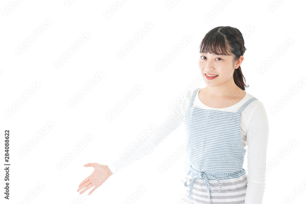 席を案内する若いカフェスタッフ