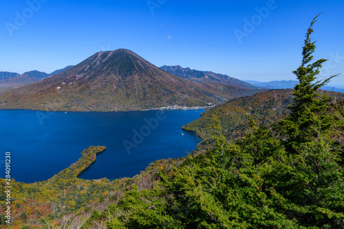半月山の展望台から見た男体山と中禅寺湖 © backpacker