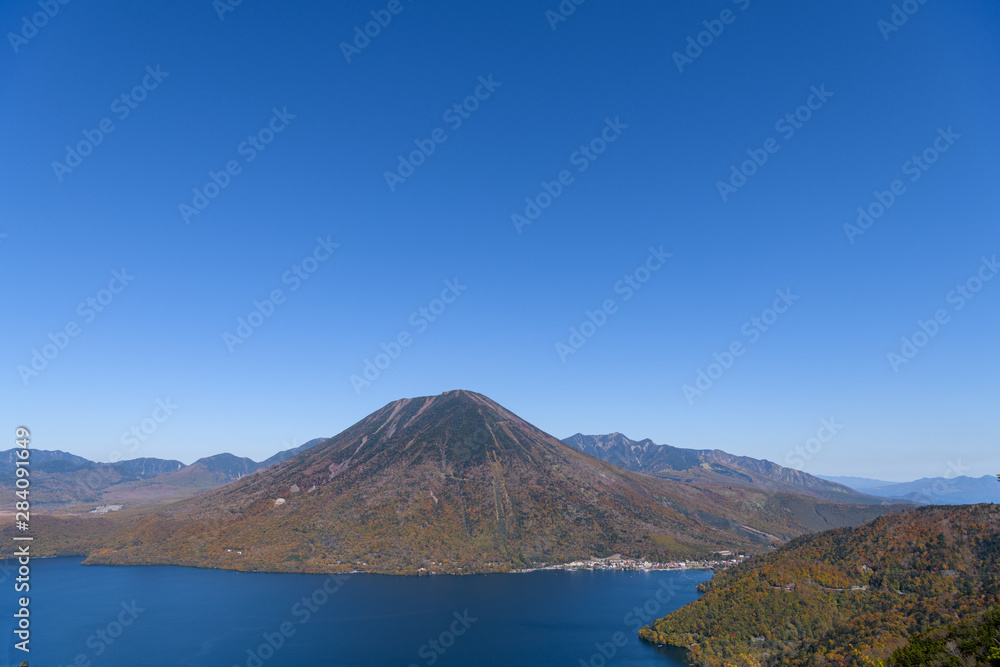 半月山の展望台から見た男体山と中禅寺湖