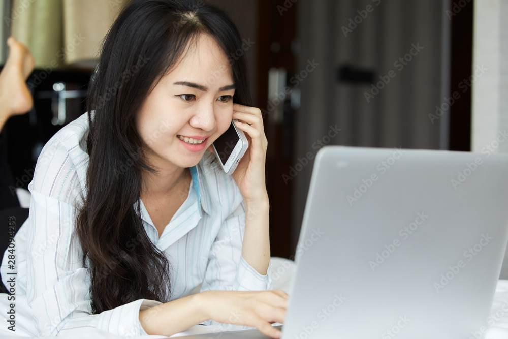 Asian busniness woman Is talking on a mobile phone Asian busniness woman Is talking on a mobile phone