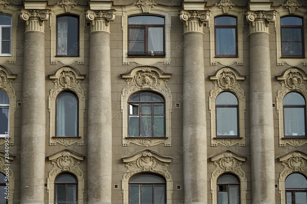 Hausfassade mit Säulen und porträtierten Frauenköpfen am Gribojedow-Kanal  in Sankt Petersburg