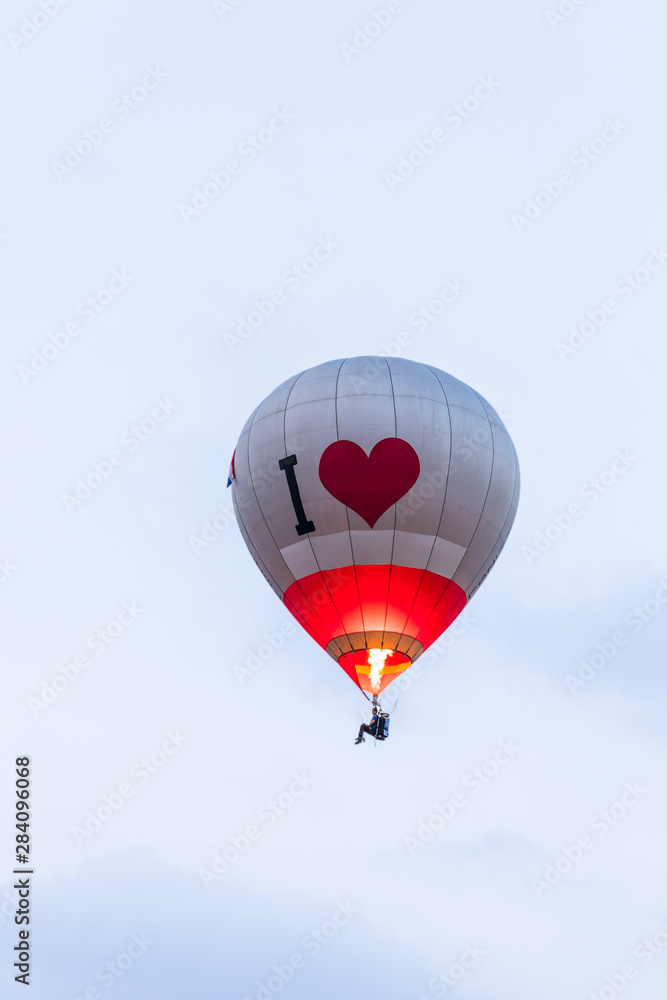 Obraz premium In the sky red - gray hot air balloon at the hot air balloon festival
