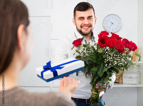 Photo Man ready to present flowers and gift at holiday