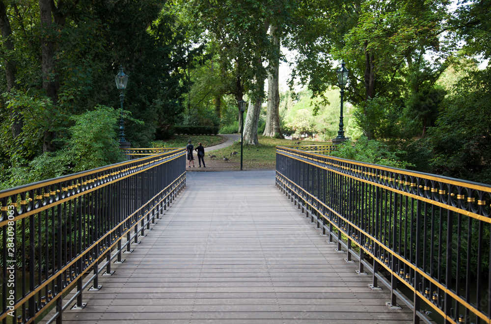 Obraz premium goldene Brücke im Hofgarten Düsseldorf