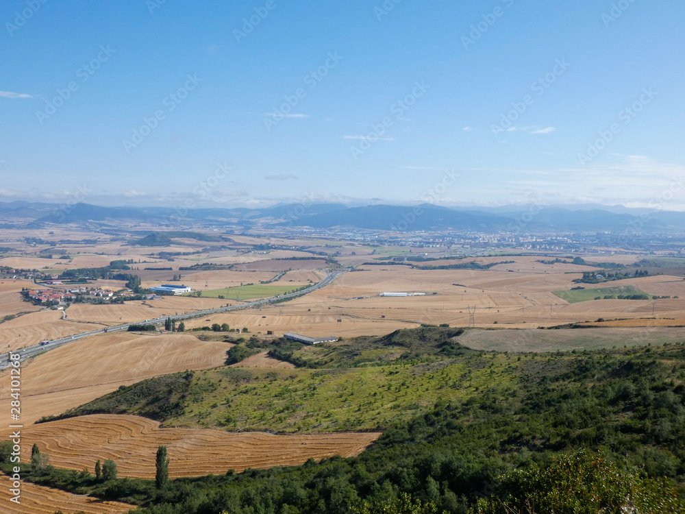 Vistas de la región de Navarra, España en verano desde el Alto del Perdón