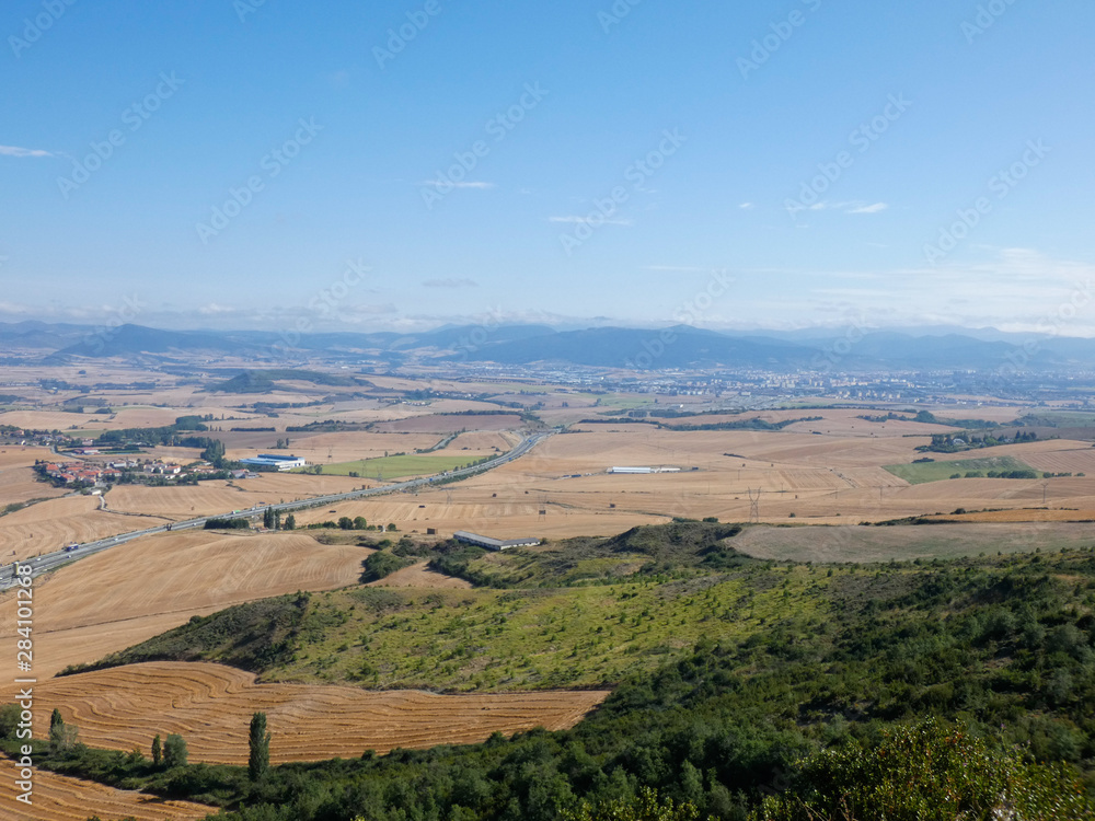 Obraz premium Vistas de la región de Navarra, España en verano desde el Alto del Perdón