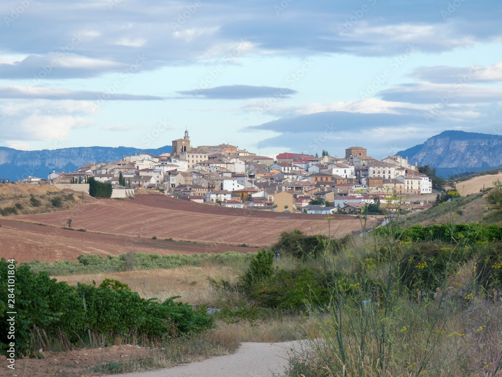 Población de Cirauqui, por donde pasa el Camino de Santiago en la comunidad de Navarra, España