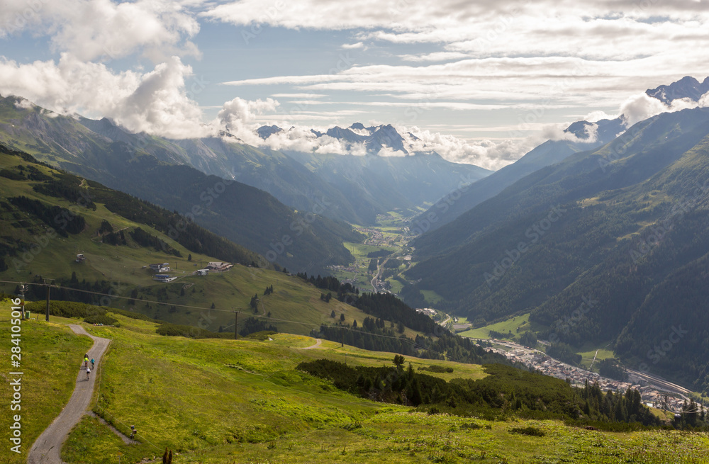 Vue vers la vallée dans les alpes autrichiennes