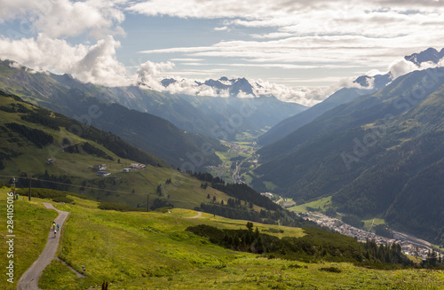 Vue vers la vallée dans les alpes autrichiennes
