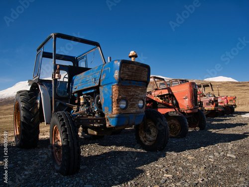 Mehrere Oldtimer Traktoren verschiedener Marken