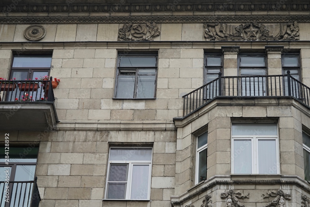 Fassadengestaltung im Sozialistischen Klassizismus (mit Hammer und Schichel) in St. Petersburg