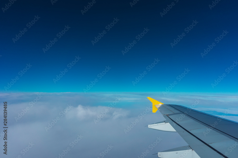 Fototapeta premium cielo con nubes en el avion