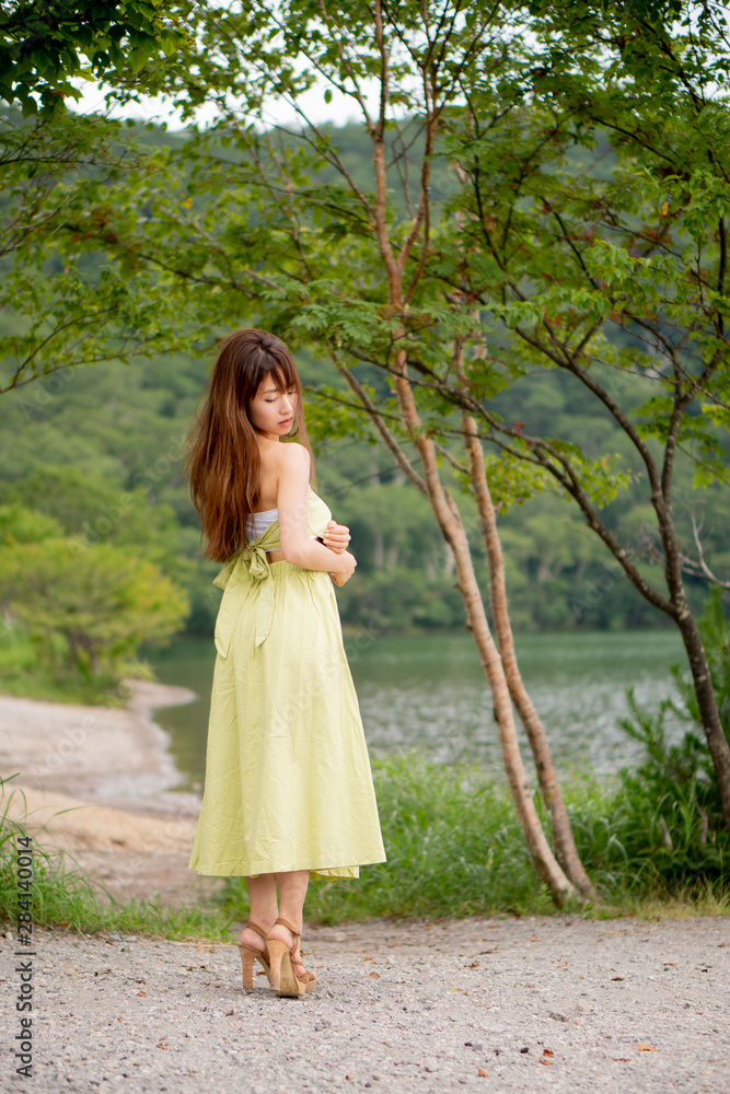 湖畔の女性 湖畔の女性