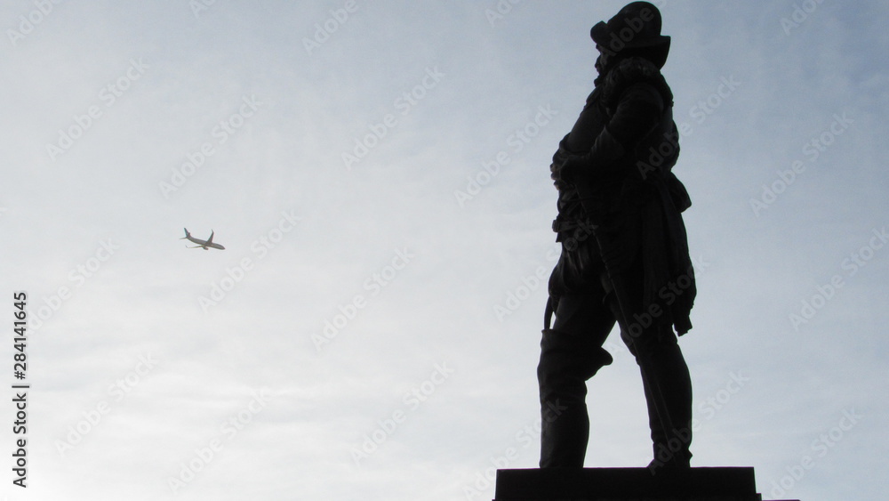 statue statue
