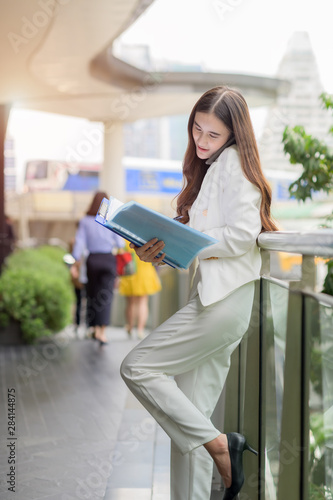 Tableau sur toile freelance working woman in busy of business, working outdoor online anytime and